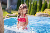 Плавание в бассейне - дополнительное умственное развитие малышей.